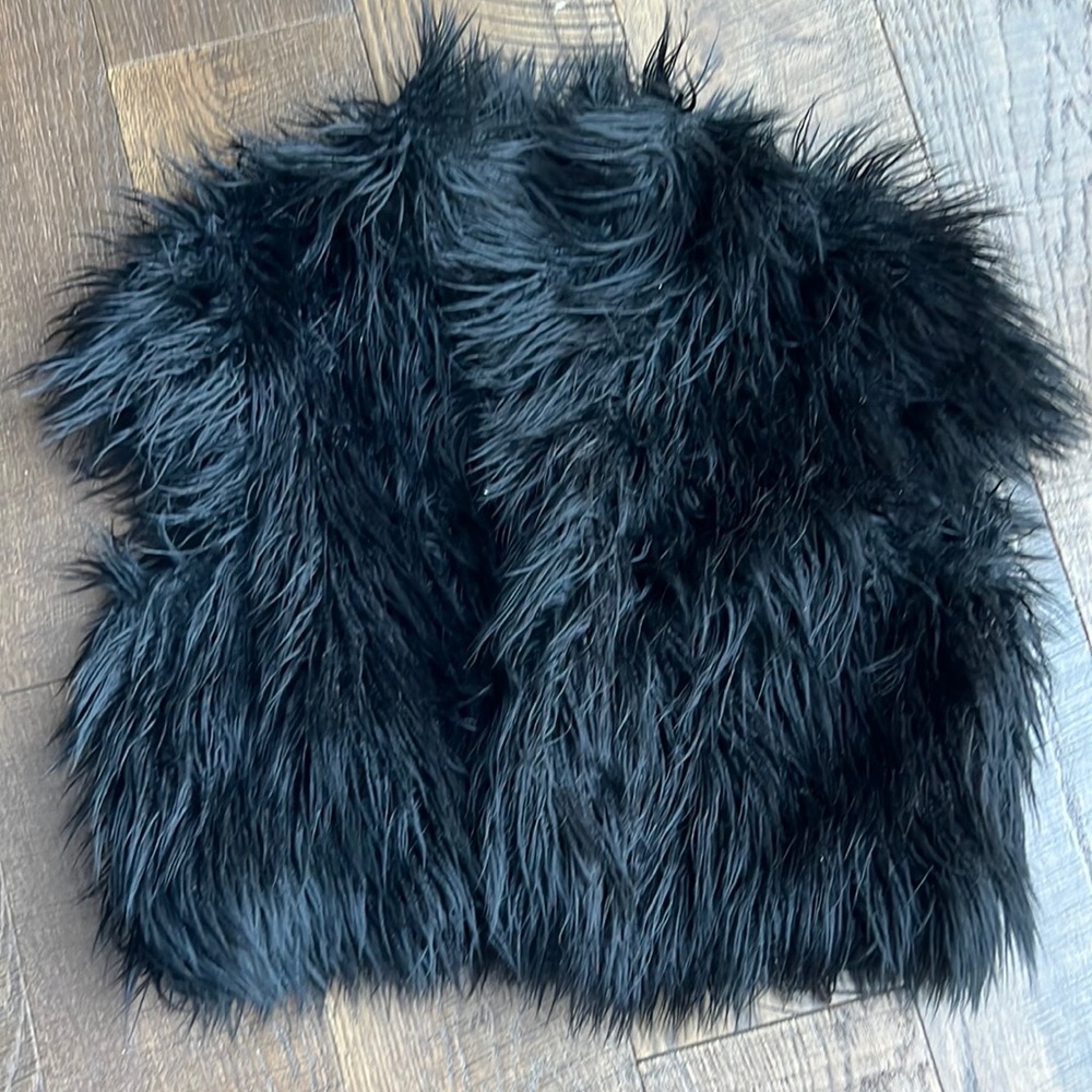 Black cap sleeve faux fur vest